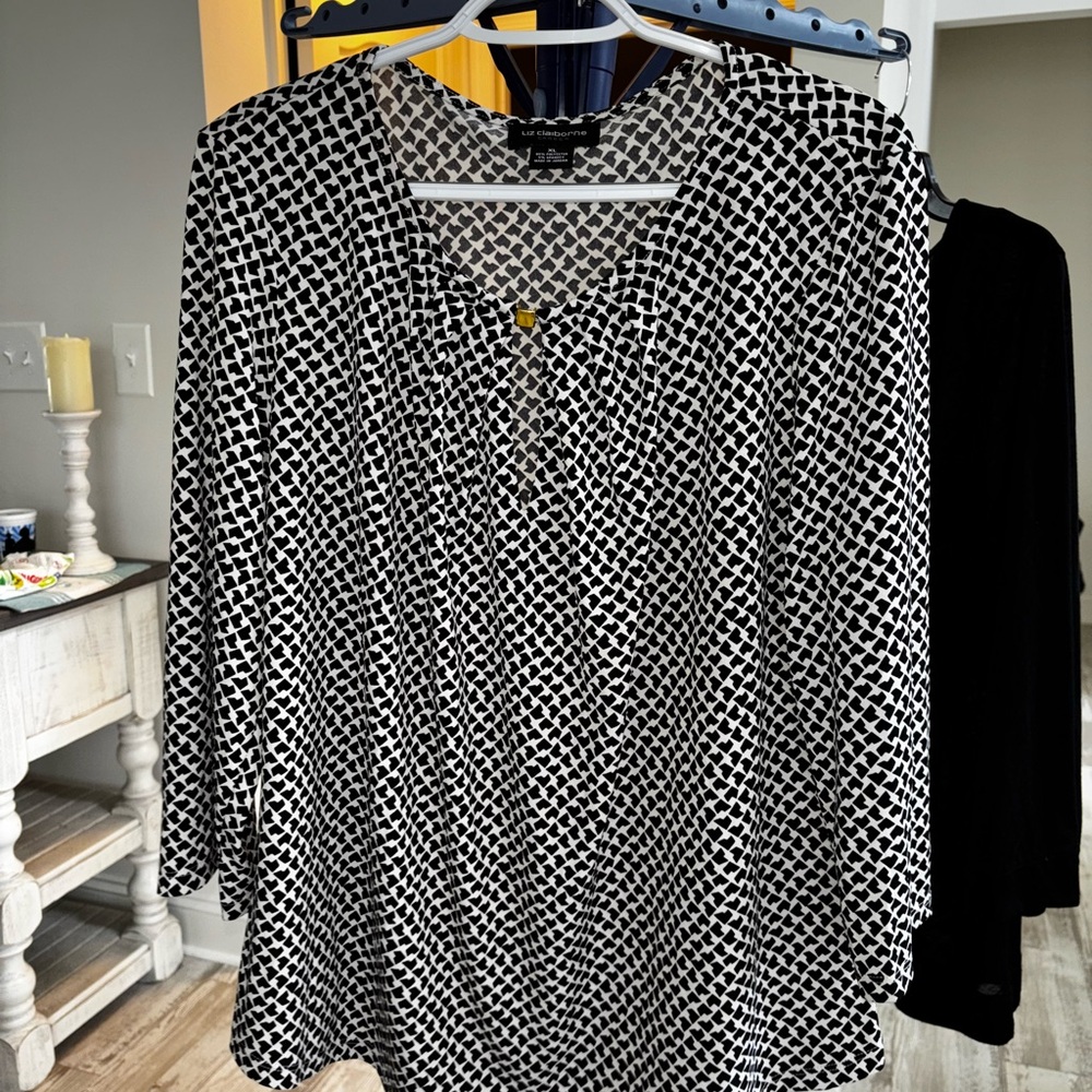 Black and White Relaxed Buttoned Blouse